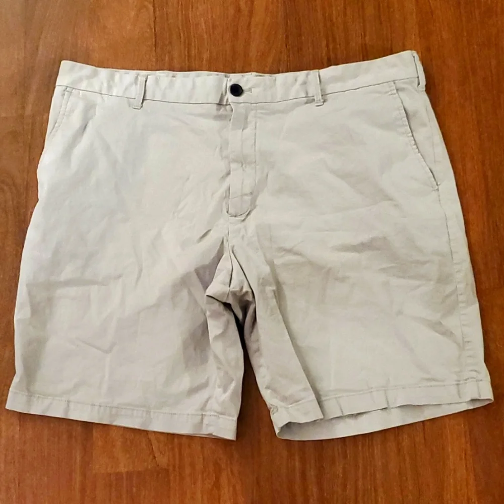 IZOD Men's Light Gray Khaki Shorts - Size 40